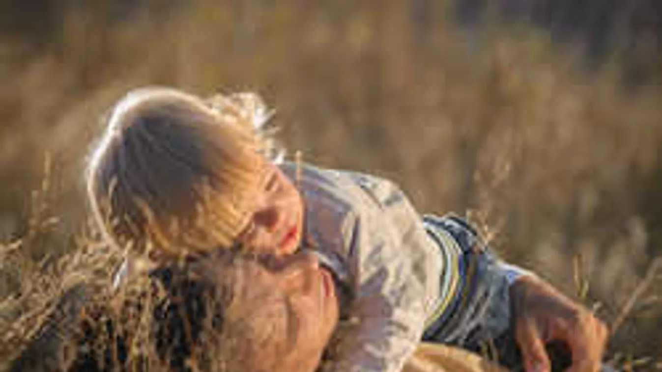 Ennek a hírnek örülni fognak a magyar apák