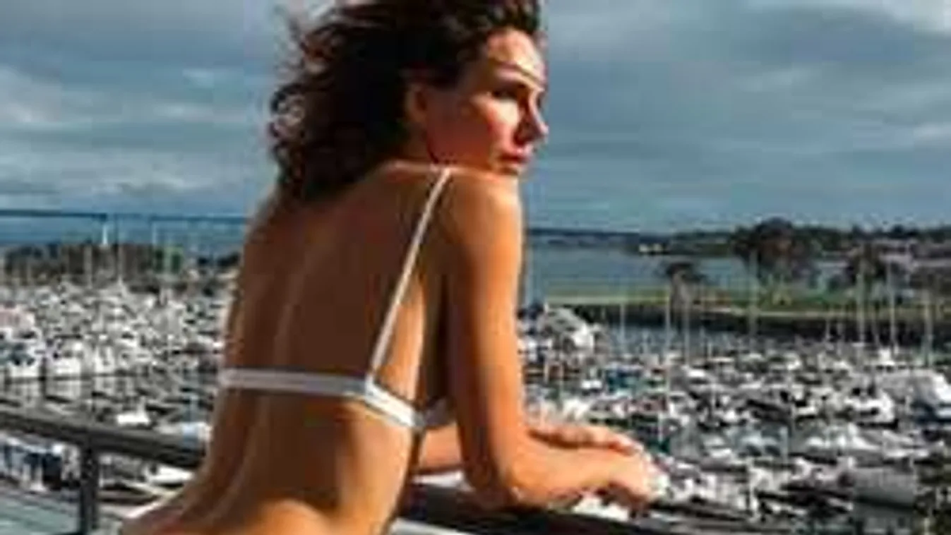 Majd&#39; kiszúrta a nedves pólóját a francia modell ágaskodó mellbimbója!