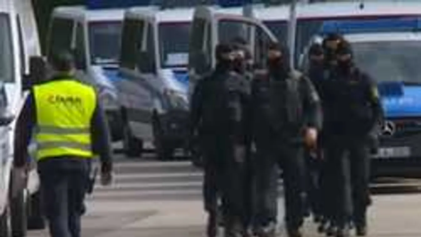 100 rendőrautóval mentek a menekültszállóra! Elképesztő, mi folyt ott