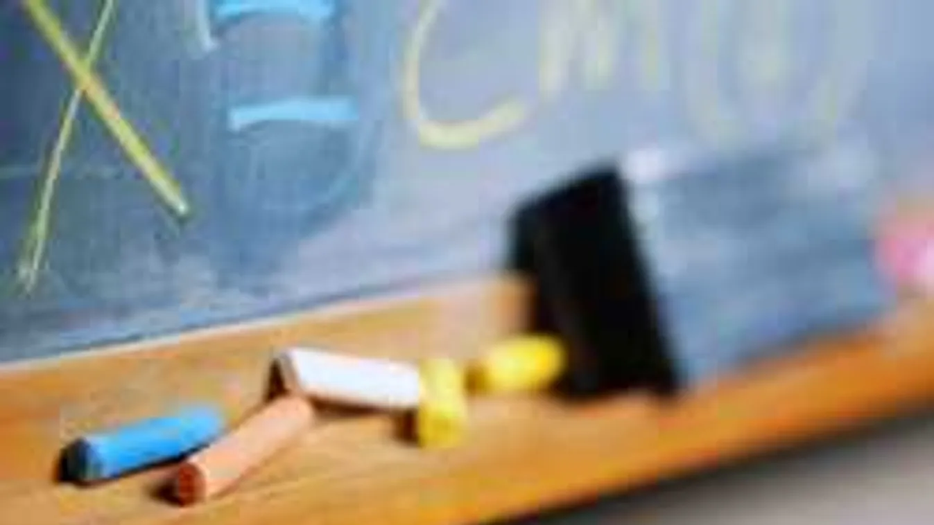 Szívszorító pillanatok: zokogásban tört ki az idős tanárnő