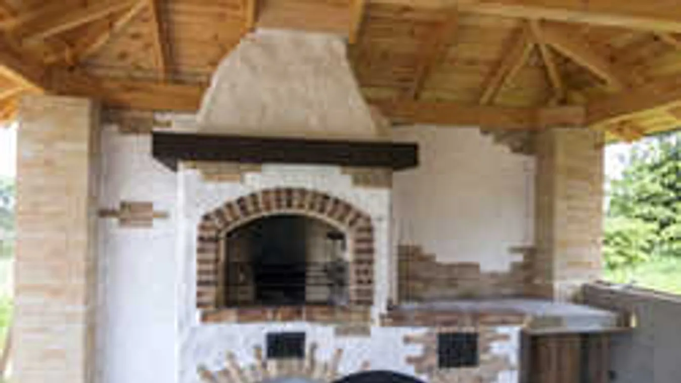 Hihetetlen, de erre is jó bontott tégla! Ez lett a kertben a nagy divat