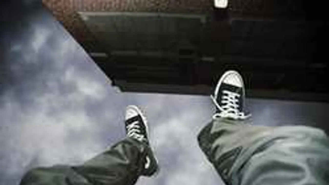 Tragédia történt a lakótelepen, fiatal férfi zuhant a mélybe