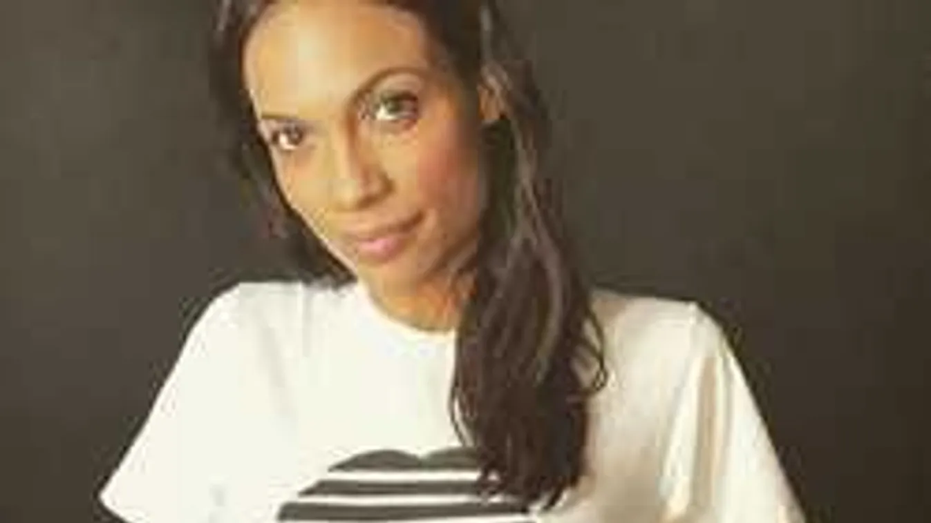 Anyaszült meztelenül mutatta meg magát a szülinapos színésznő +18