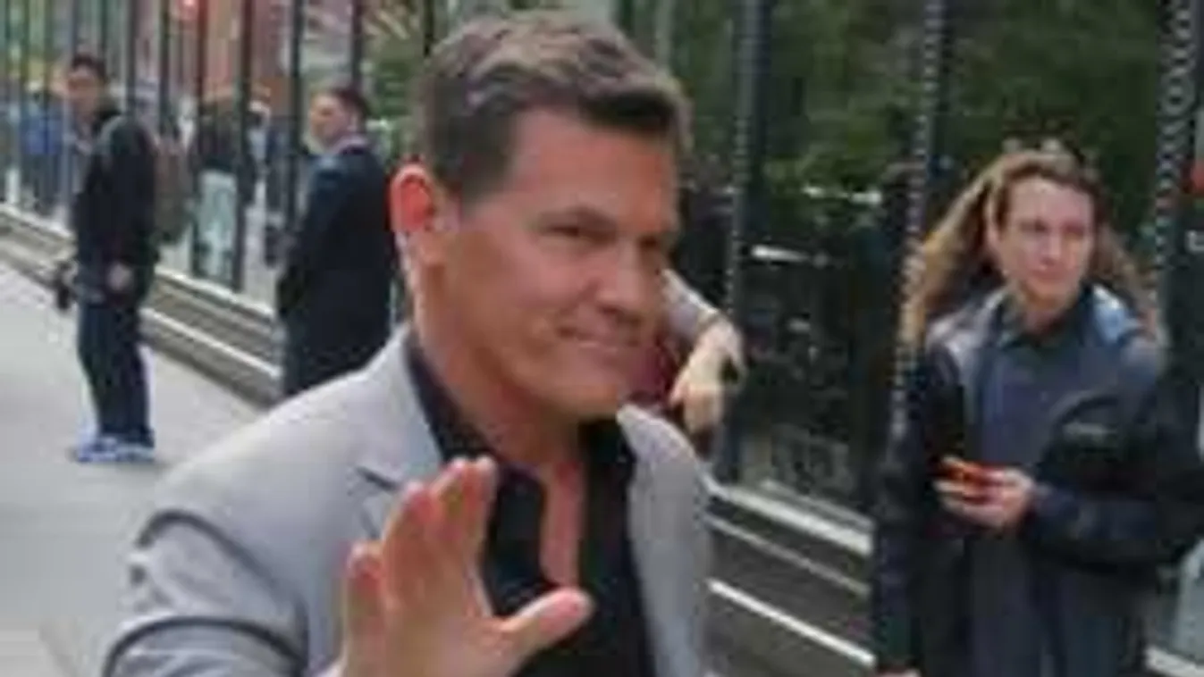 Bizarr fotó: anyaszült meztelenül pózolt egy hallal az 50 éves színész