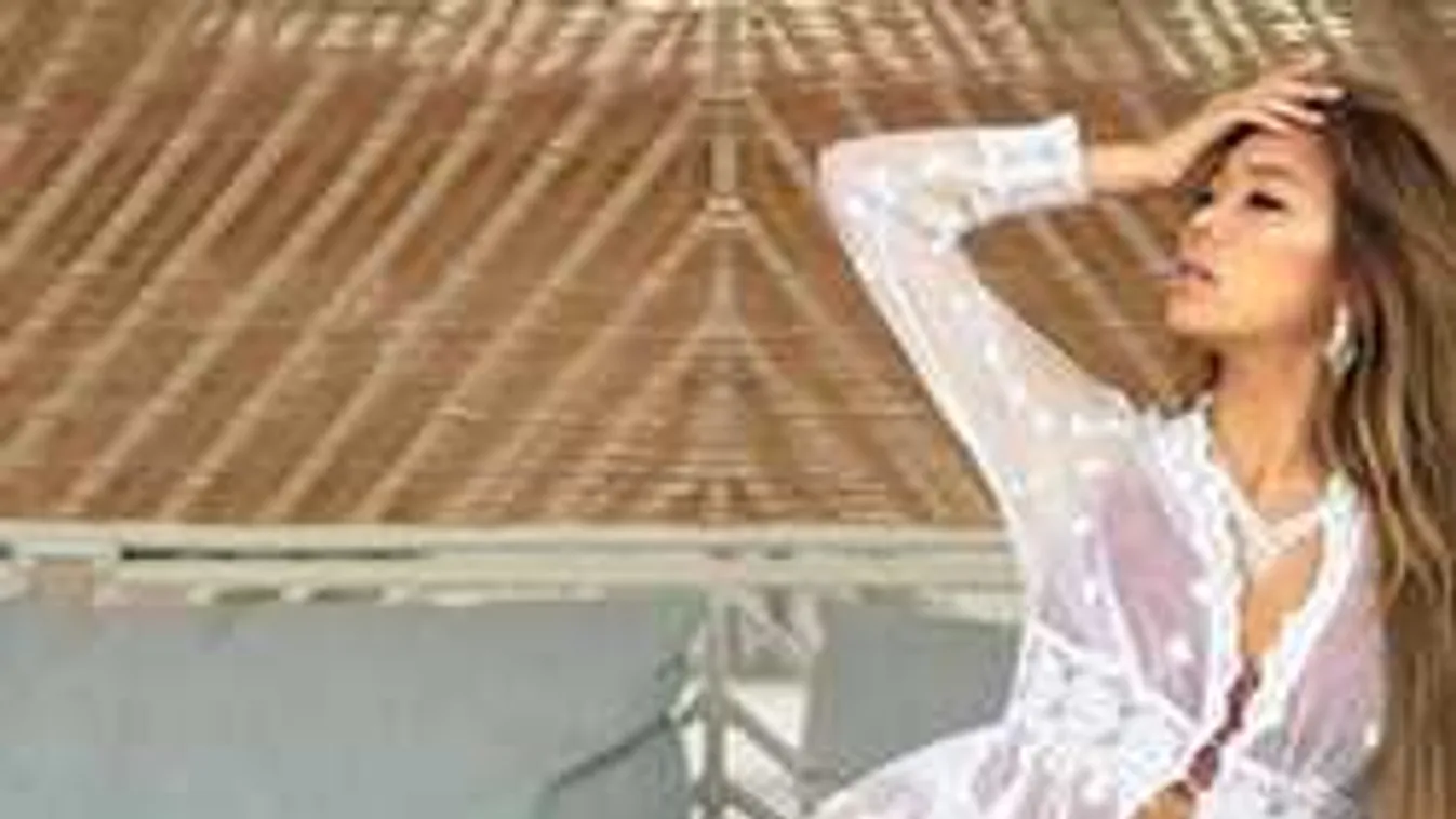 A medenceparton pucsított hatalmasat a dögös modell!