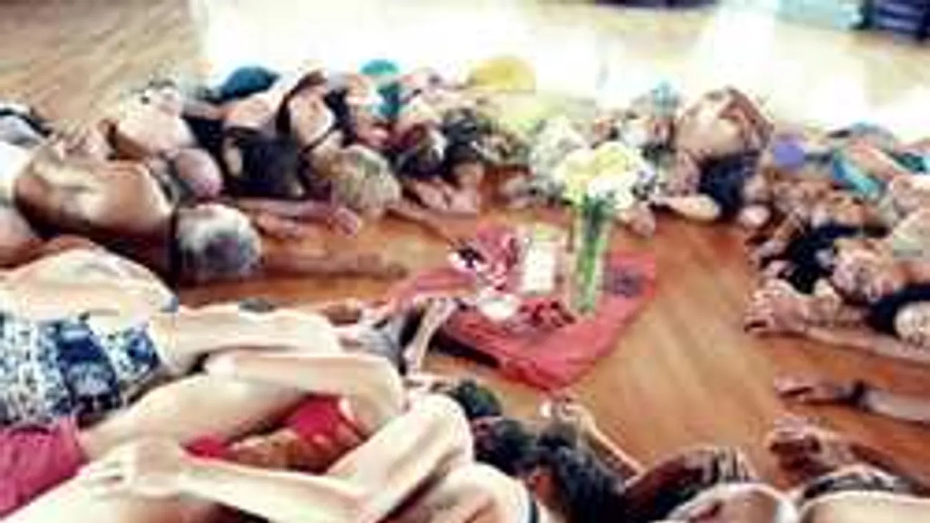 Bizarr kiscsoportos foglalkozásokat tart az ausztrál szexvarázsló