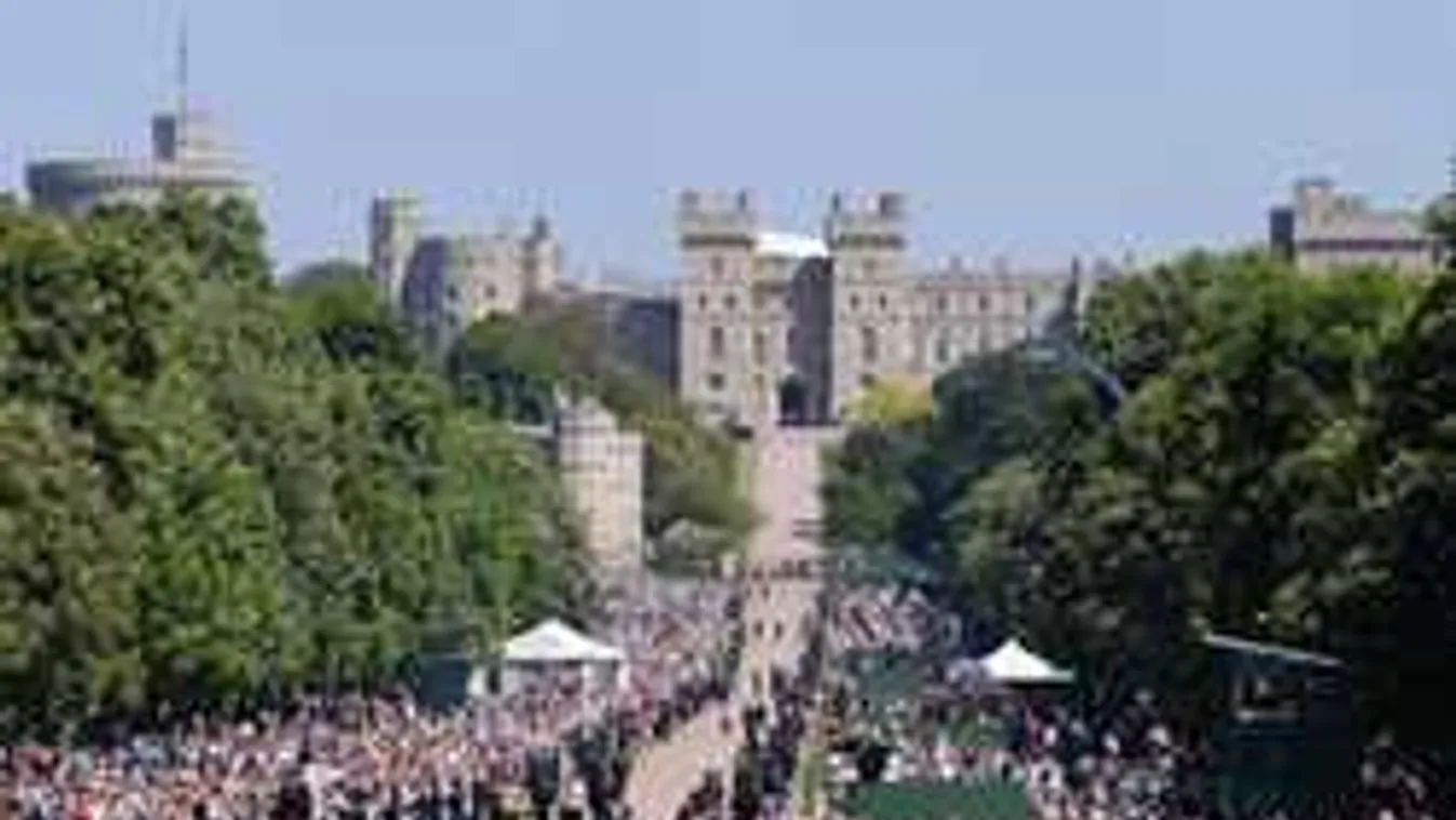 Megérkezett a jegyespár, megérkeztek az első fotók Meghan ruhájáról