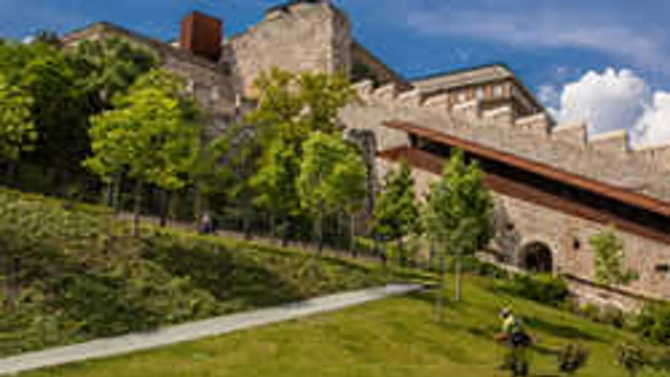 Most érkezett: Dunába zuhant egy autó a Várkert Bazárnál