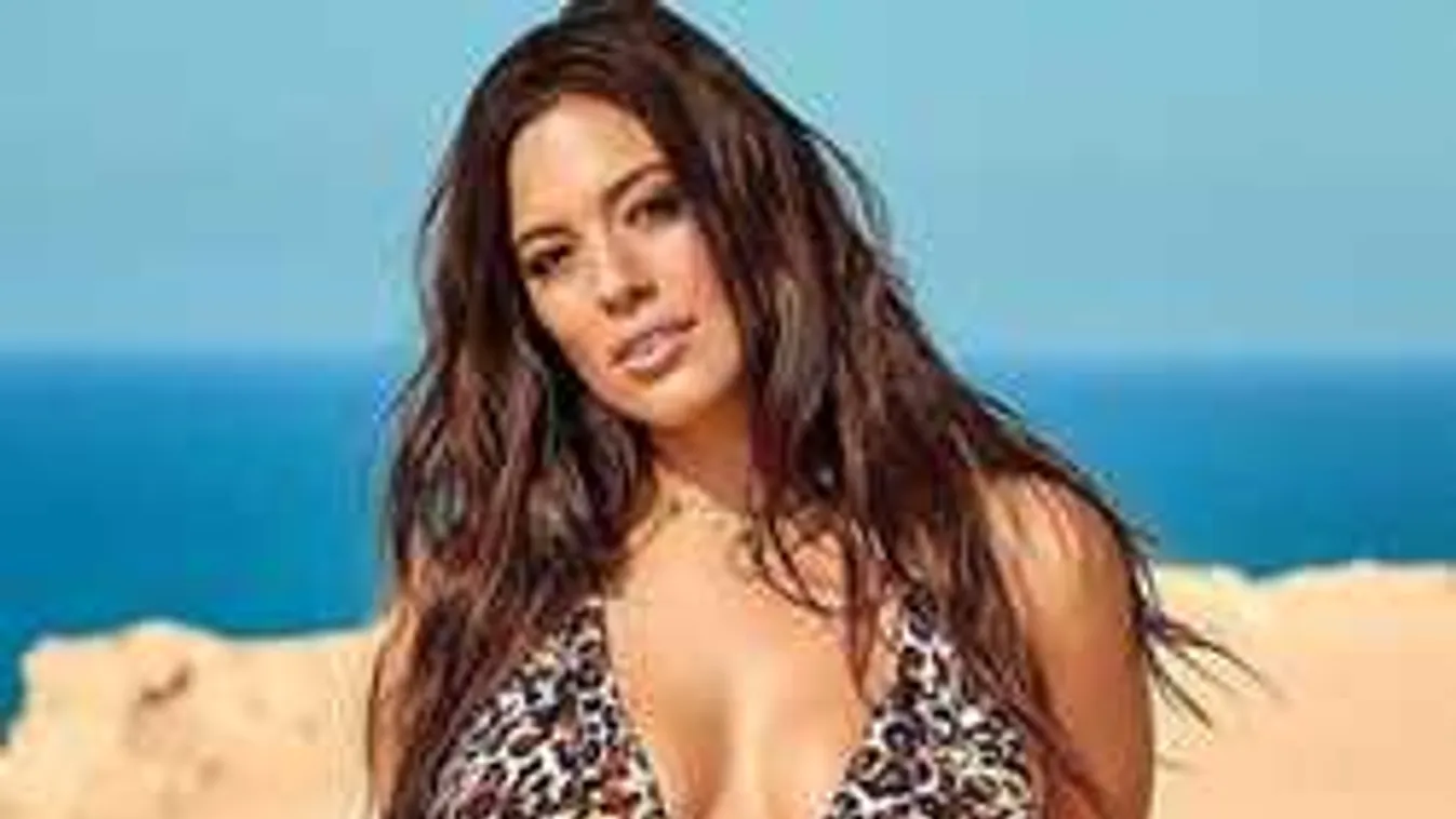 Eszméletlen szexi a húsos ducimodell: dögösen vonult ki a strandra