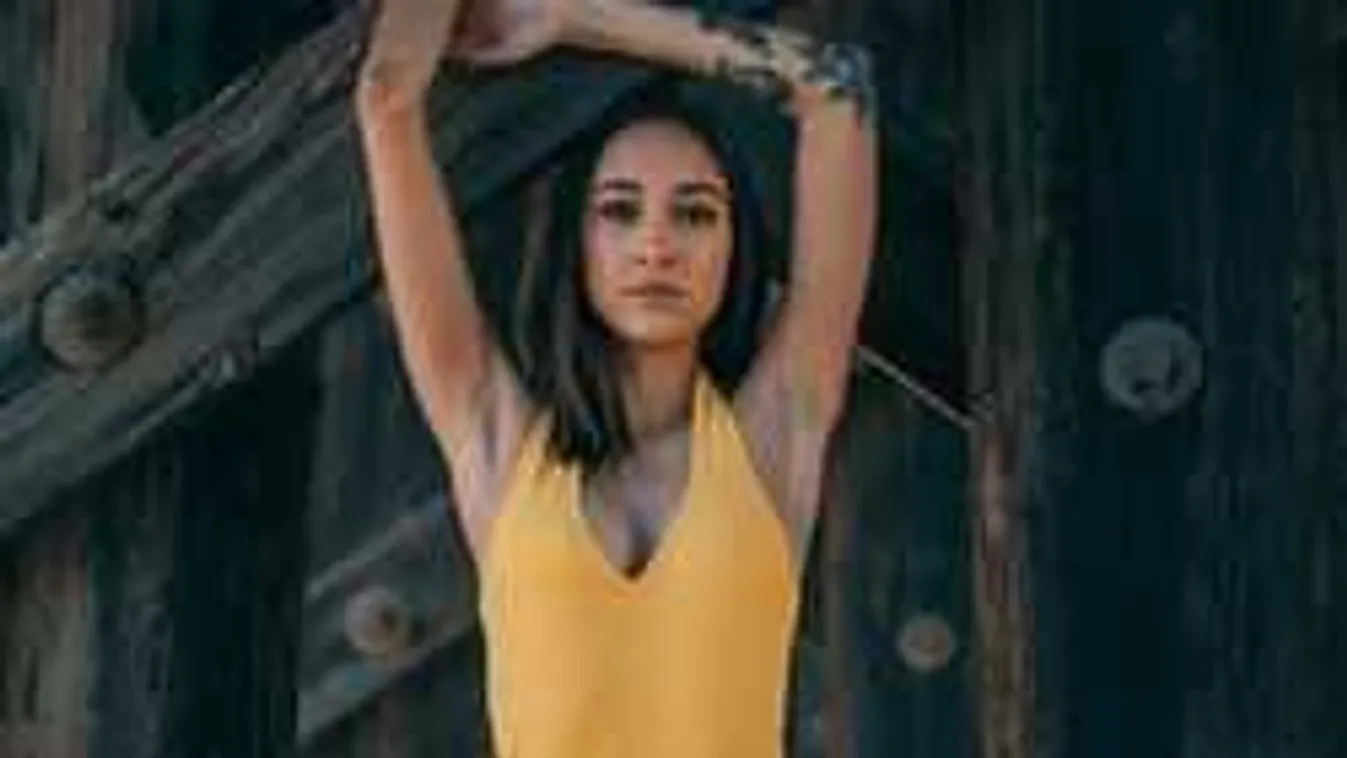 Csak egy vékony faág takarta a nudizó modellt a fotósoktól!