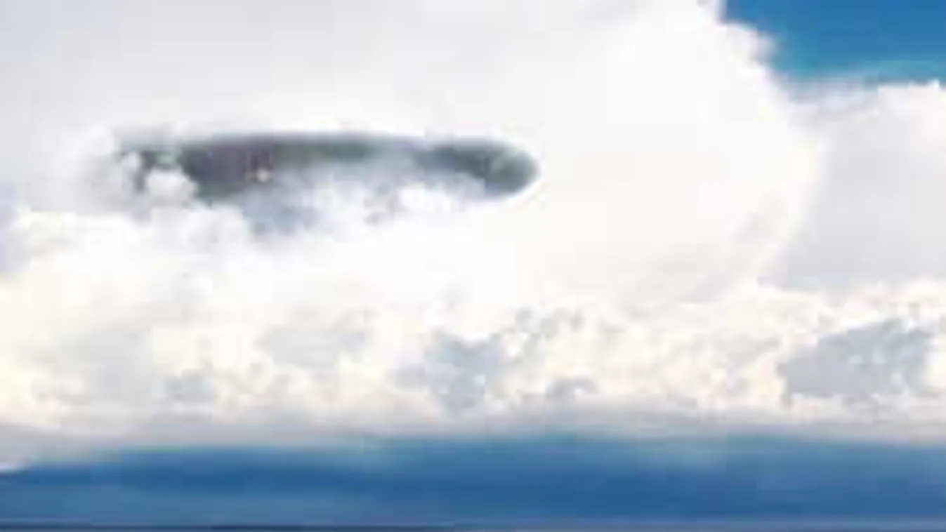 Sokkoló videó: hajmeresztő dolog szállt elő egy viharfelhőből