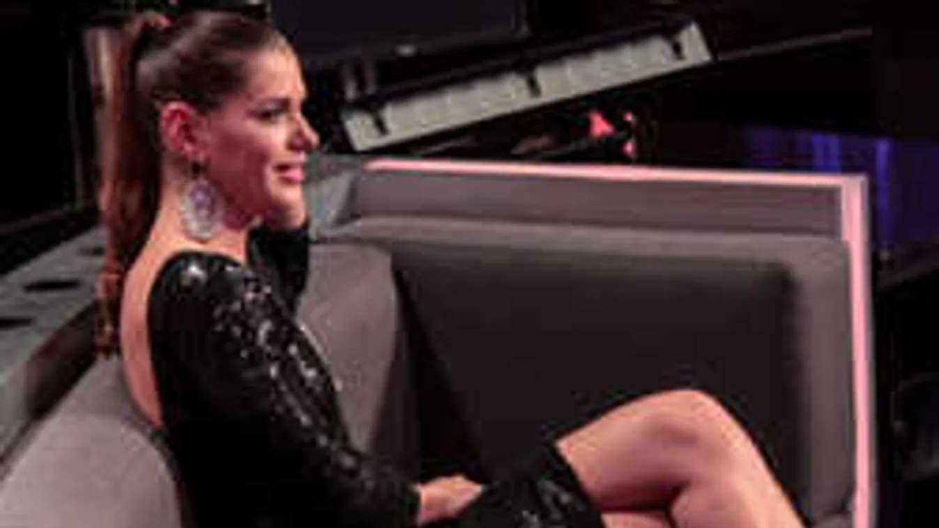 Hűha, bugyiban állt színpadra a szexi magyar énekesnő