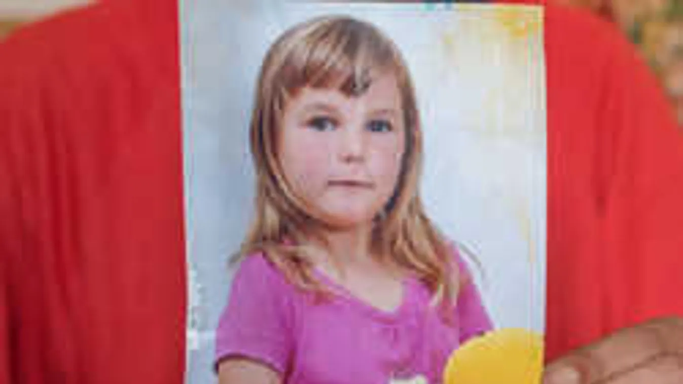 Furcsát mondott a pap a sólyi kislány temetésén: rendőrök vigyázták a gyilkos házát