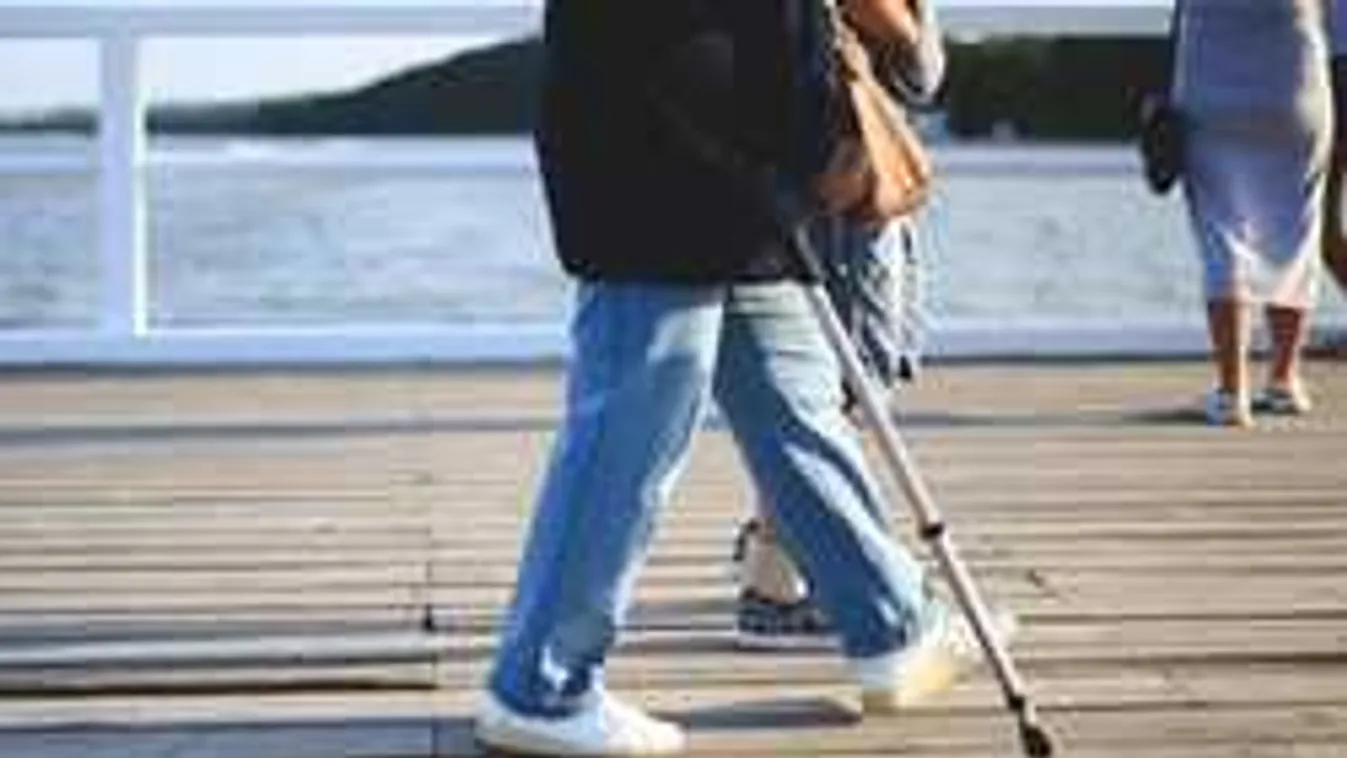 Sokkot kapott a feleség, amikor férjének estek a nyílt utcán Pécsett