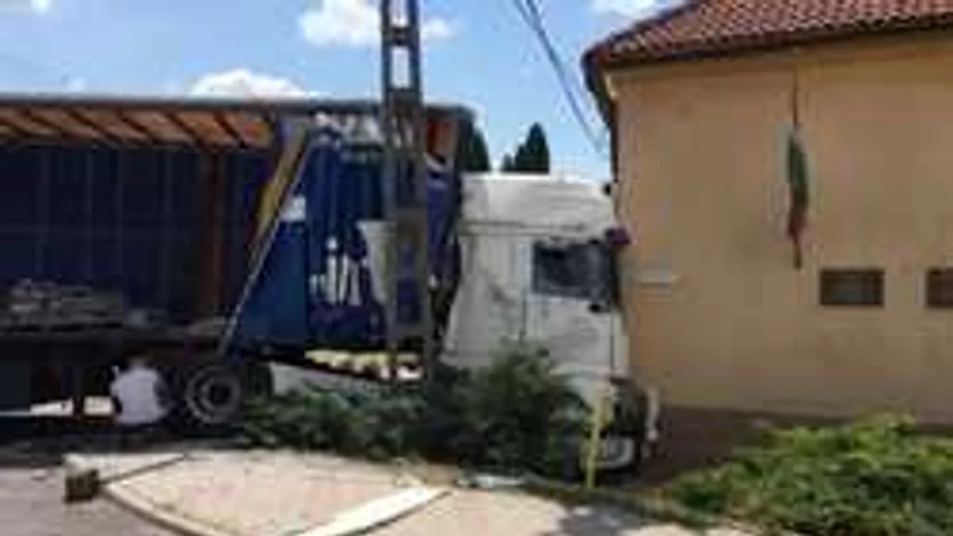 Durva fotók a baranyai iskola falának ütközött kamionról