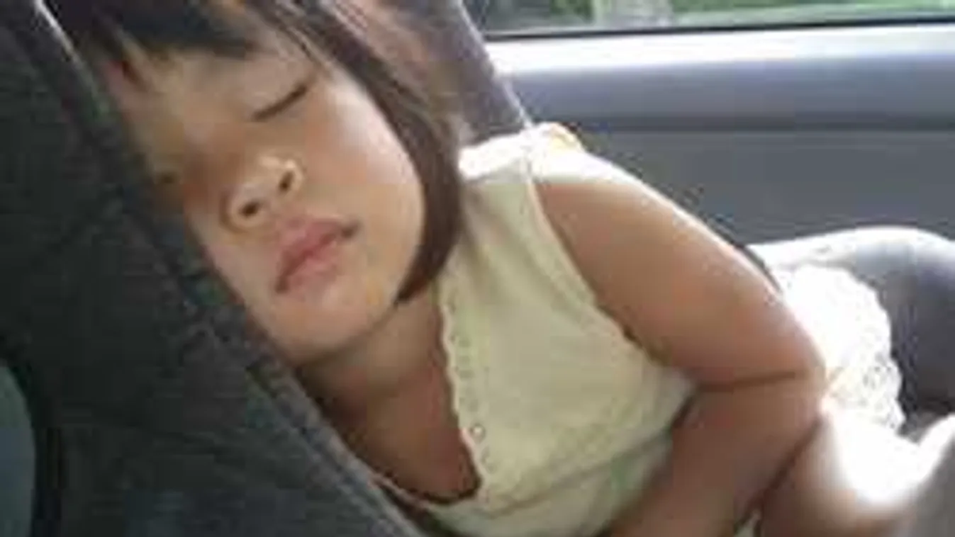 Ezért ne hagyd soha egyedül a gyereket egy parkoló autóban