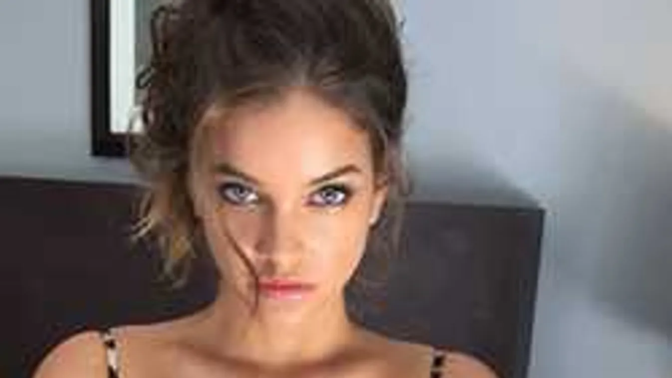 Elájultunk, bugyiban pózol Palvin Barbi: melltartó sincs rajta!