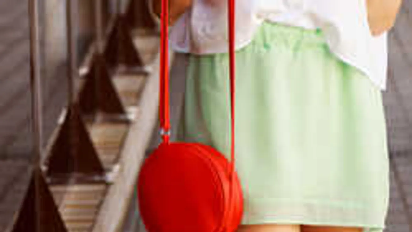 Ez a formájú táska mindent visz idén, egyszerűen imádják a csinos nők