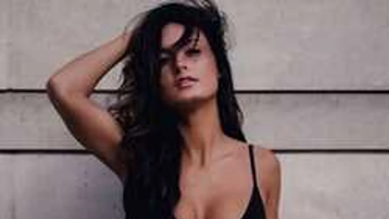 A repülőn villantotta meg cicijét a bevállalós modell!