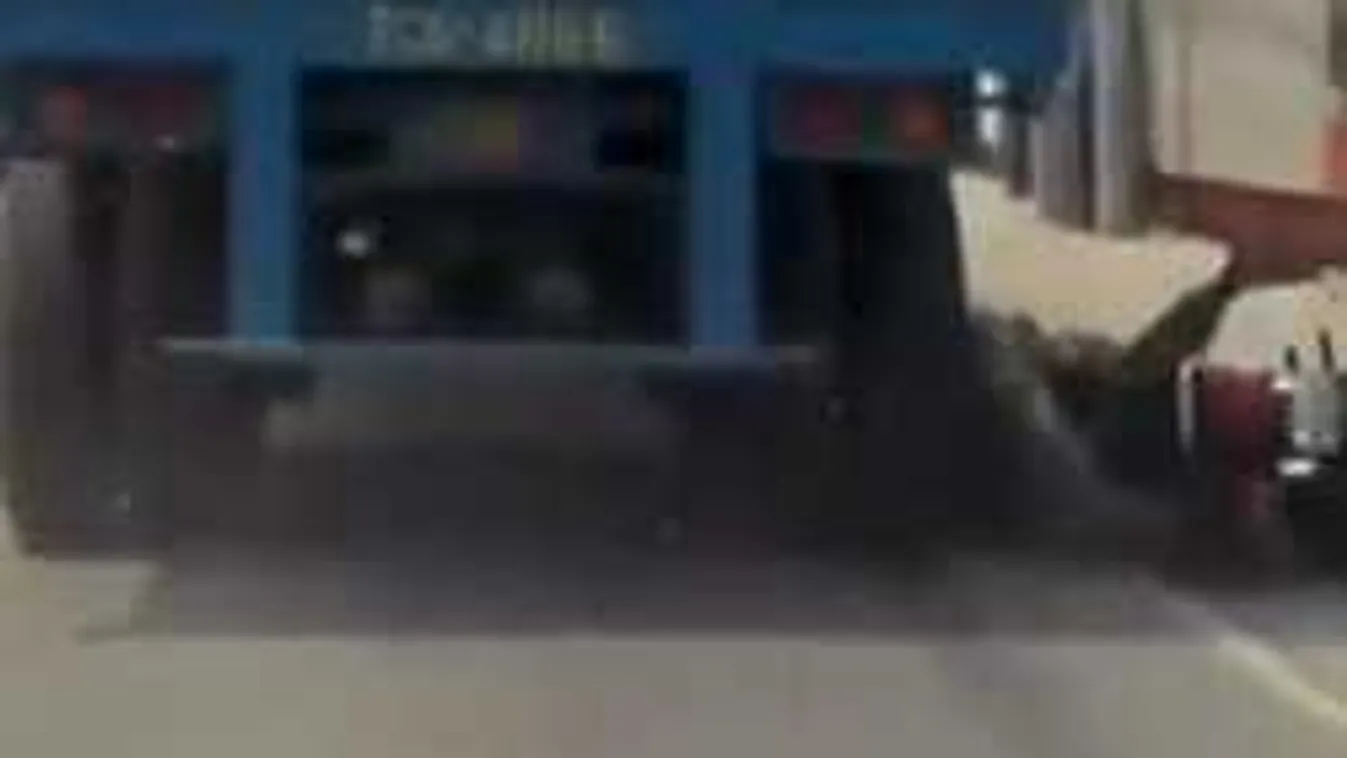 Teherautó ment át a motoros fején, egy karcolás nélkül megúszta! - videó