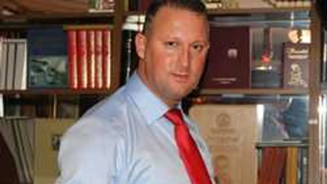 Hoppá, Alekosznak mostantól az idősebb nők kellenek