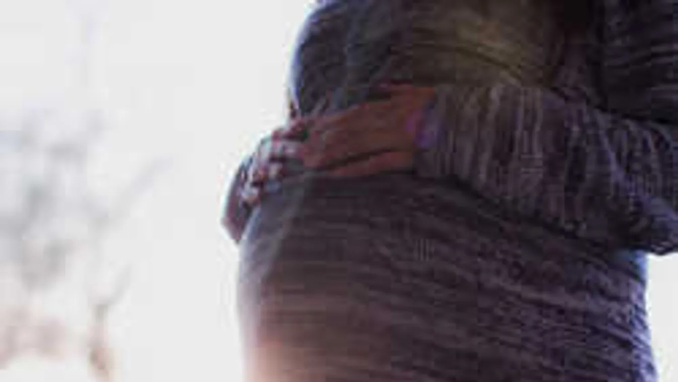 Így vittek a rendőrök szülni egy nőt Budapesten