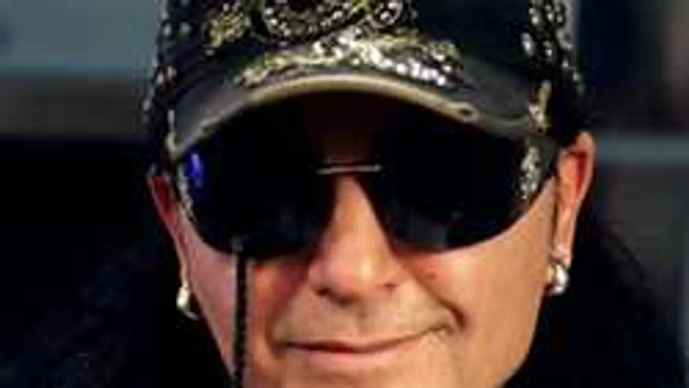 Romantikus pillanat: így csókolja szerelmét Kozso