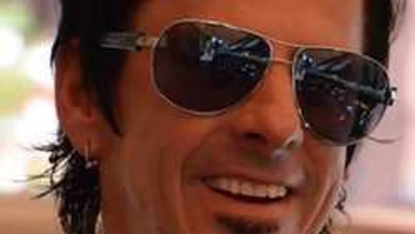 Nem semmi: 81 éves anyukájával bulizik a magyar rocksztár