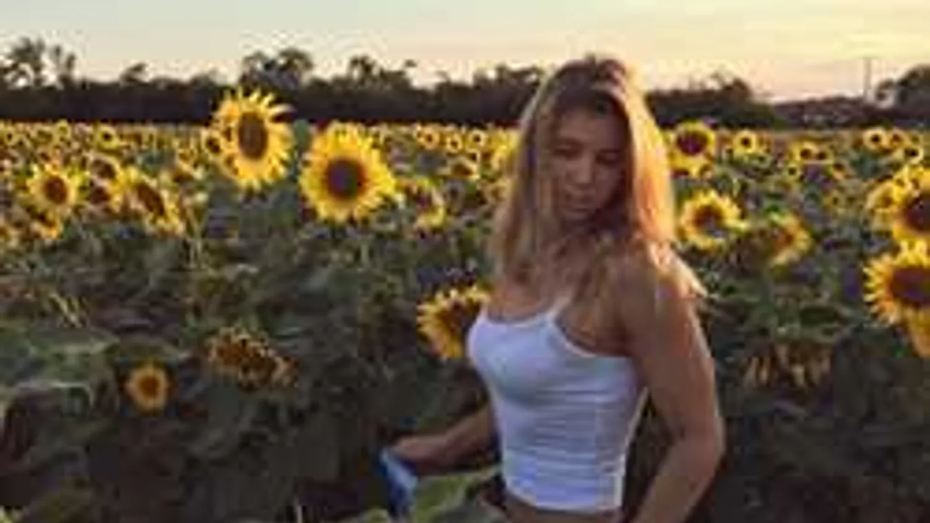 Forró fotó a fürdőből, bugyiján matatnak a szexi magyar úszólány ujjai