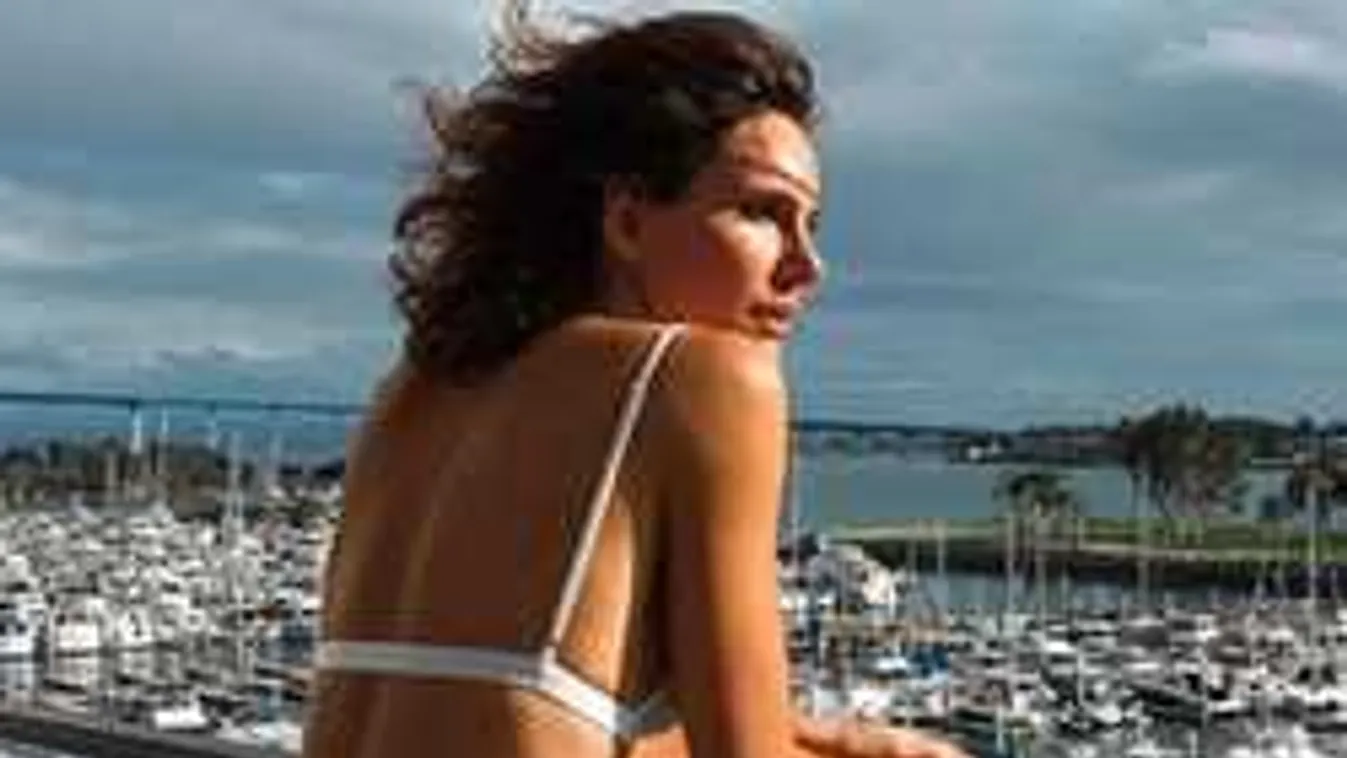 A reggeli ébredés közben villantott hatalmasat a gyönyörű francia modell!