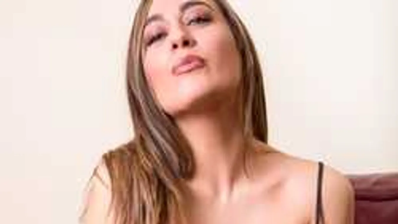 A fürdőkádban tárja szét lábait a meztelen bombázó