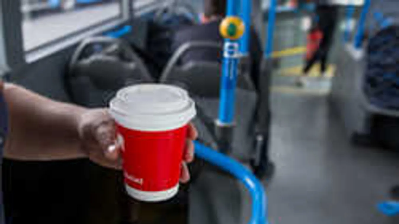 Kiderült, fel szabad-e szállni elviteles kávéval a buszra