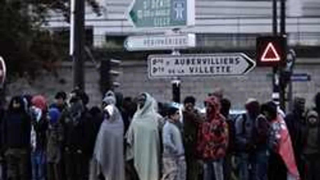 Migránsokat költöztettek Sarkozy mellé Párizsban. Bosszú?