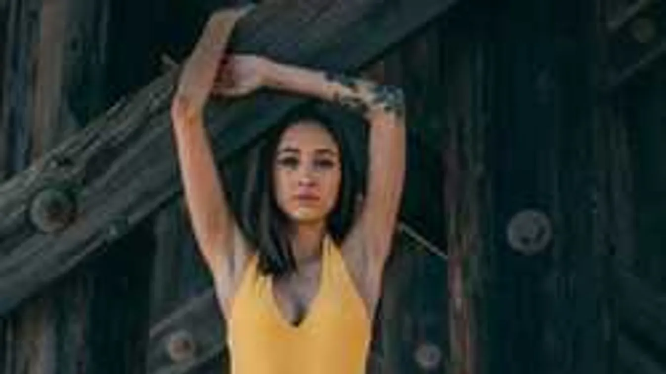 Furcsa pózban, meztelenül fotózták le fiatal modellt!