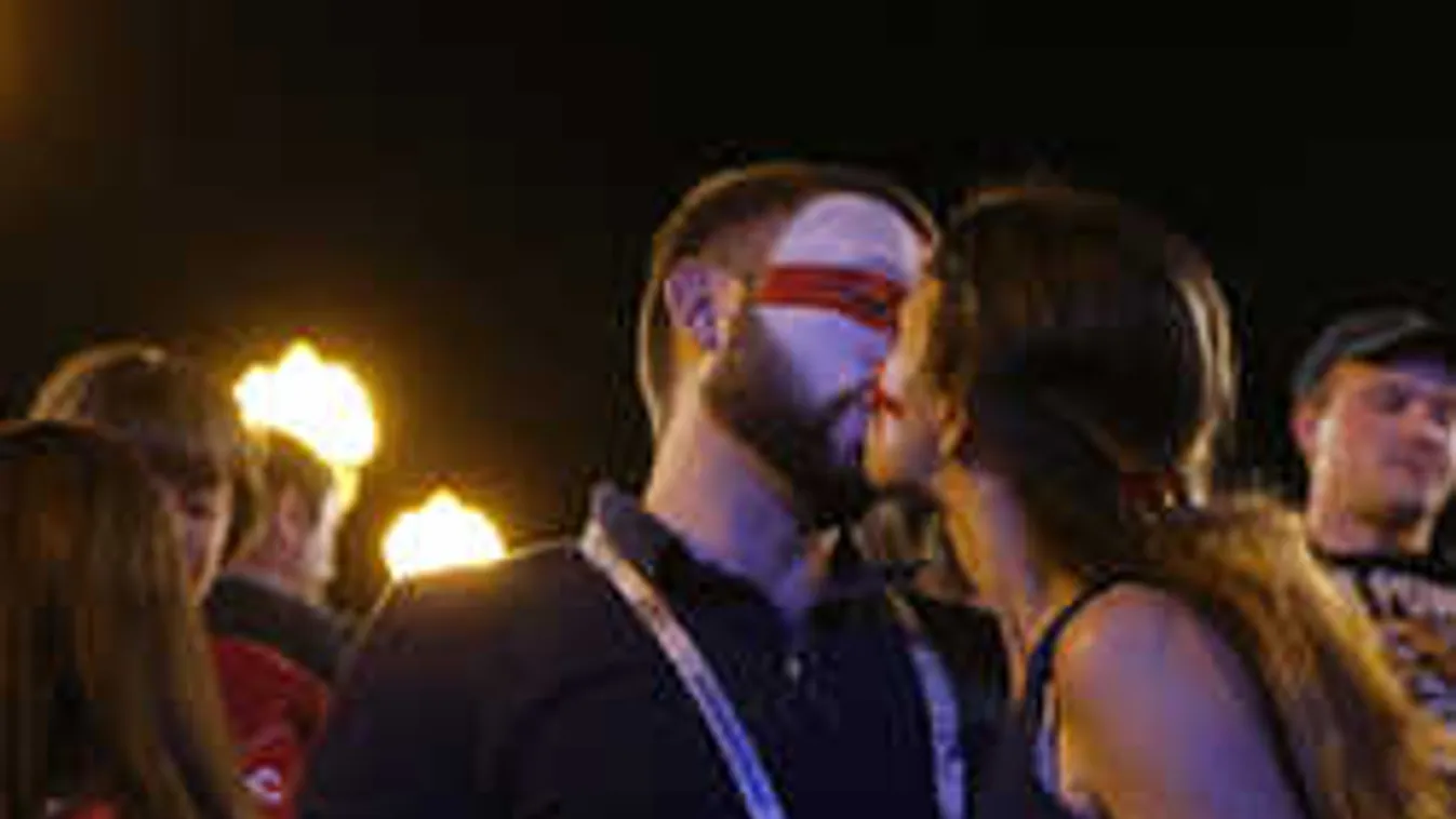 Örökre megbánta a bevállalós őrült, hogy motorháztetőn utazott - video