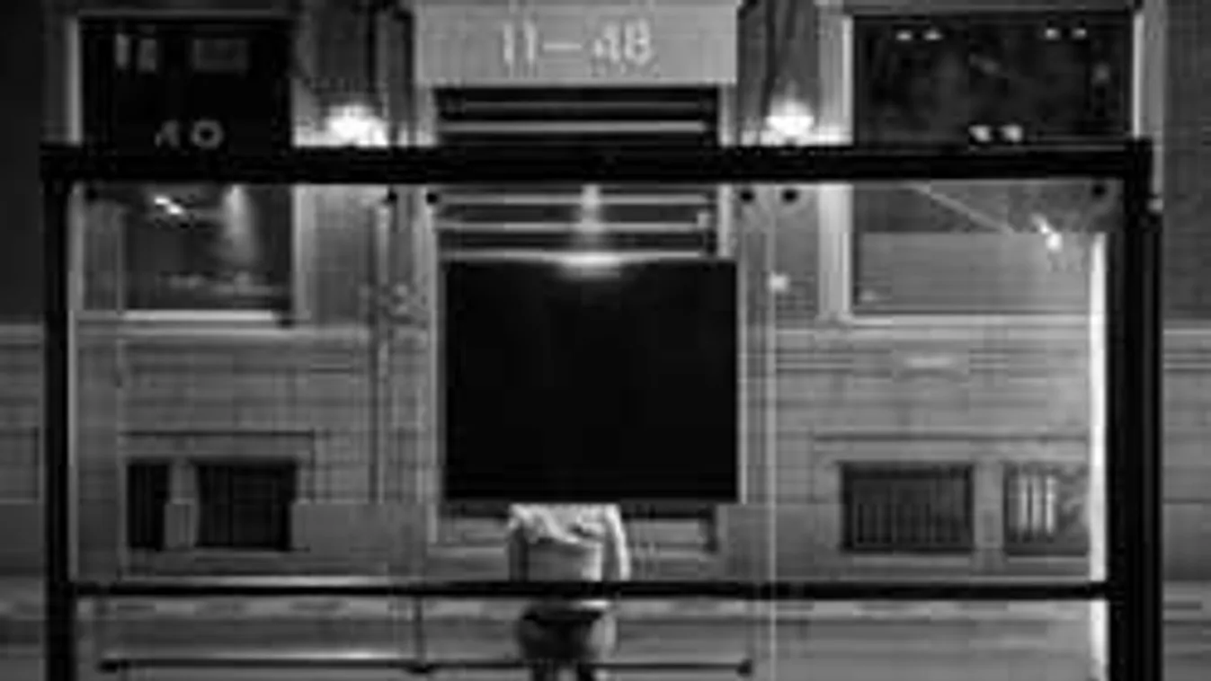 Dráma Budapesten, meztelenre vetkőzött egy nő a megállóban