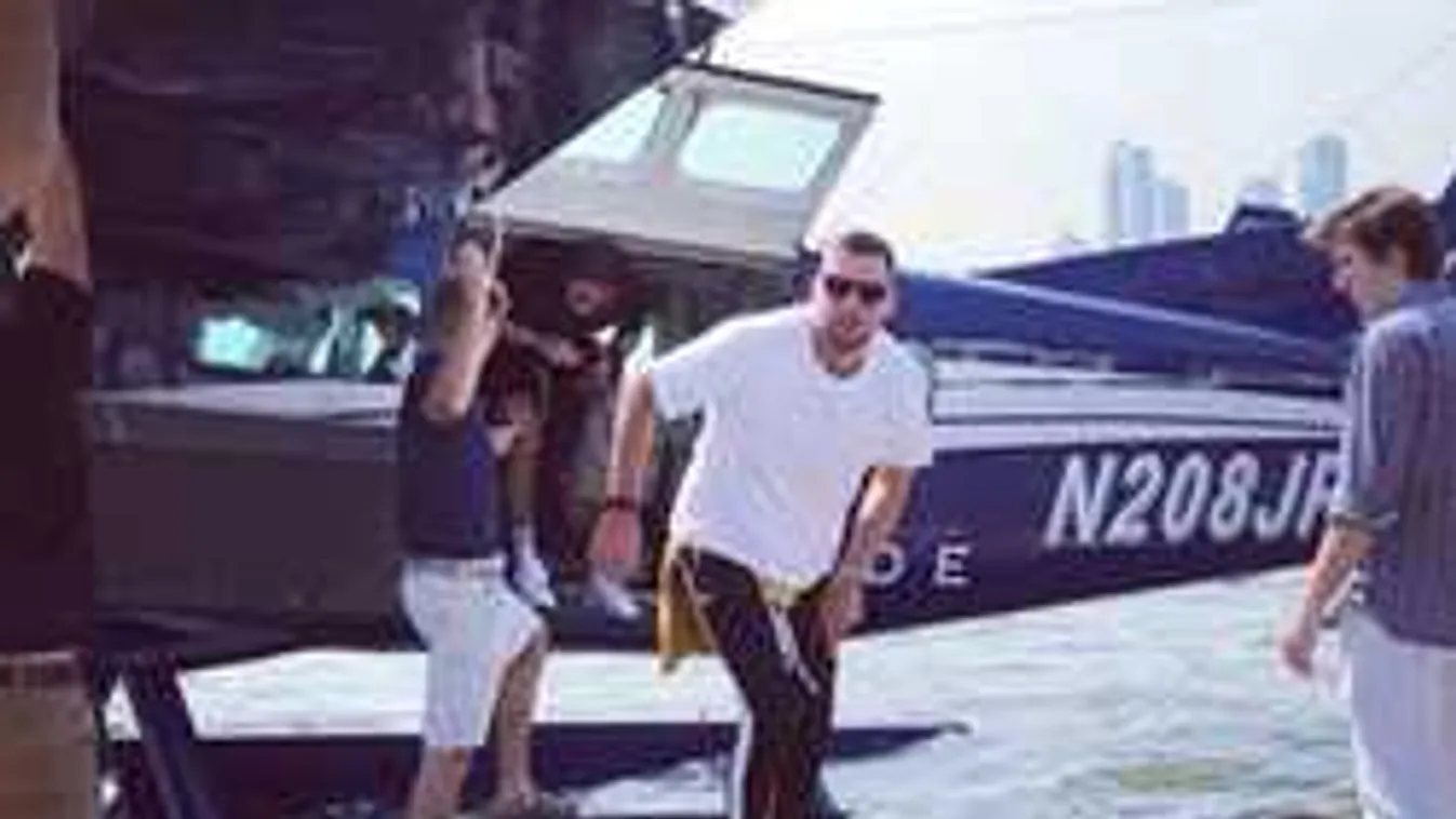 Újra facér a magyar sztárfocista, magányosan utazgat a világban