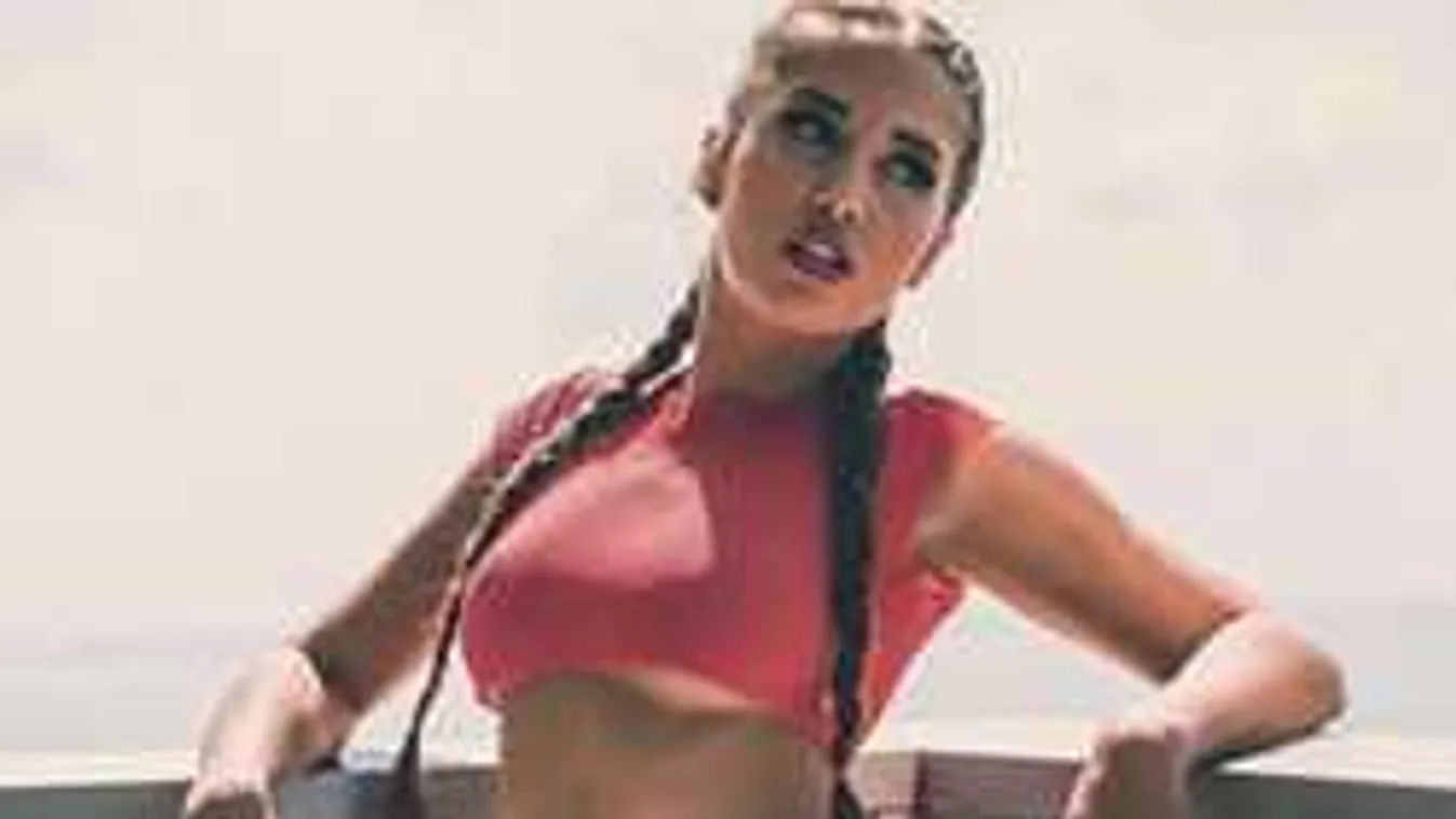 Meztelenül jógázik, széttárt combokkal fotózták az álomtestű táncosnőt