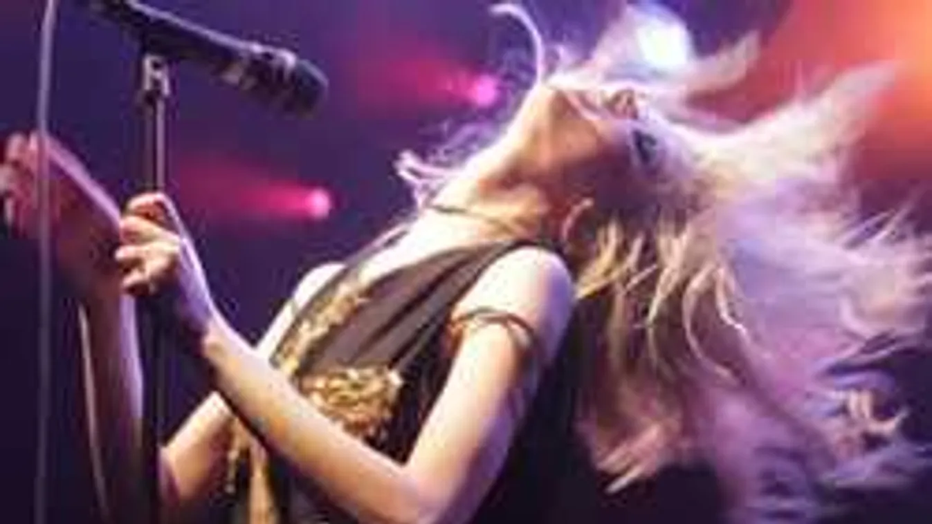 Letolta a bugyiját, majd beintett a fotósnak a sztárénekesnő