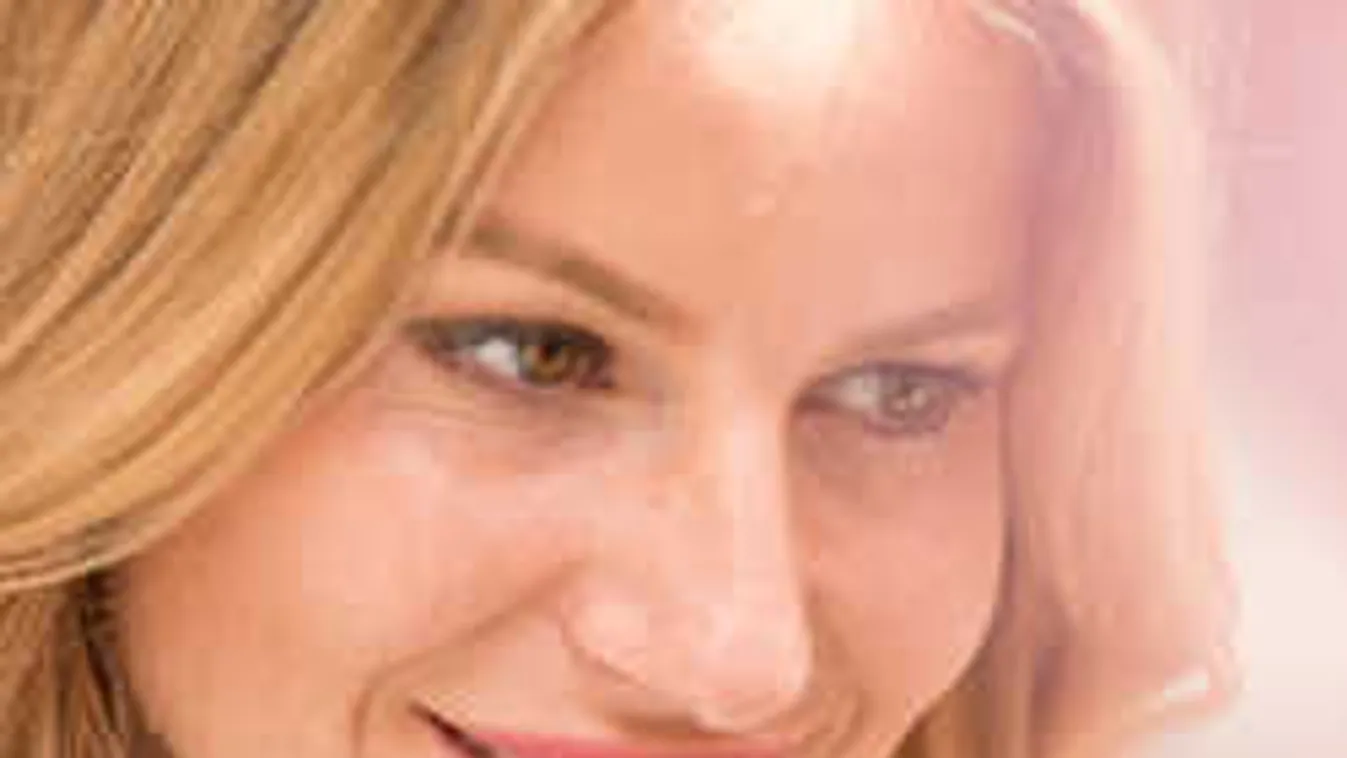 Imádják a férfi rajongók, élő adásban vetkőzött bikinire Mádai Vivien!