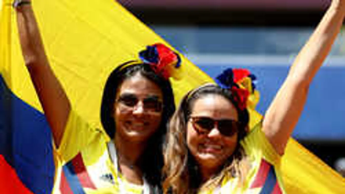 Megszeppentek a rendőrök, fenékrázó szépségek sokkolták őket