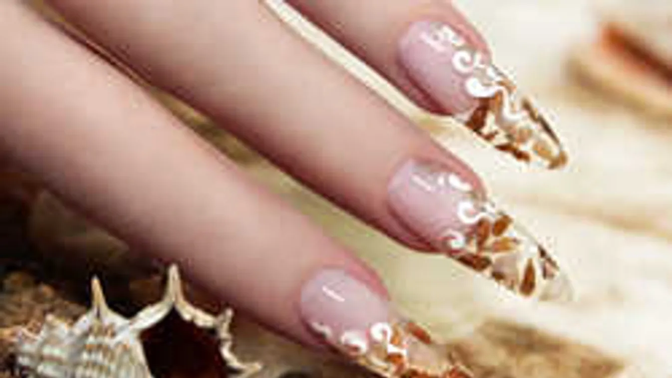 Itt a nyár új szépségőrülete! Tarol az üvegmanikűr