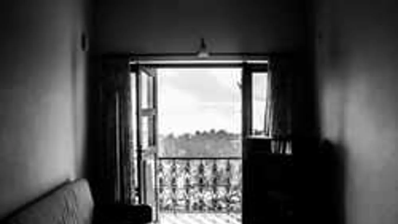 Kiesett az édesanya kezéből a szerszám: ezt találta a falban