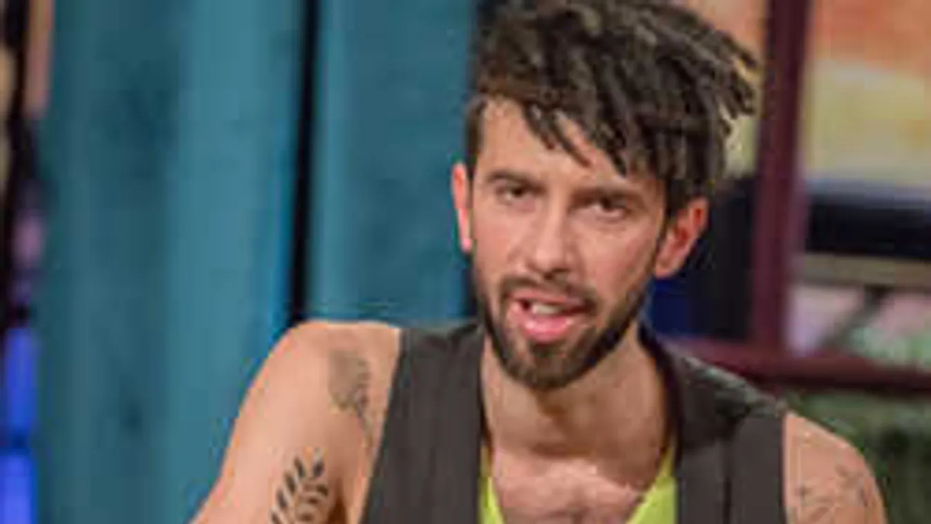 Sejtelmes fotó, ezzel a gyönyörű szőkével éjszakázott a magyar énekes