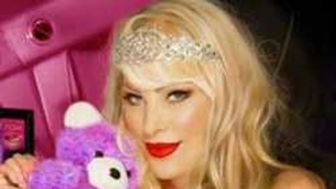 Forró: Épp csak a mellbimbója nem látszik ki a magyar sztár felsőjéből