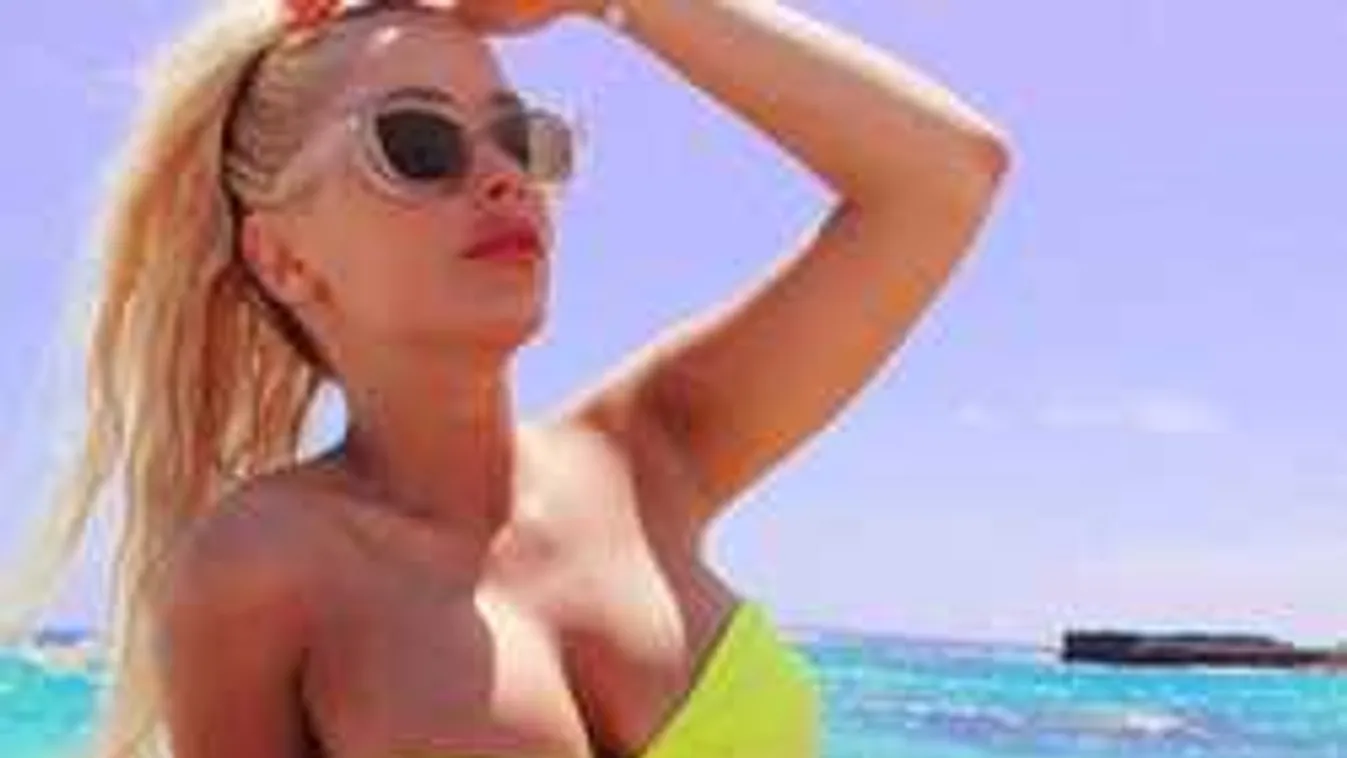 Intim fotó, meztelenre vetkőzött a nagy mellű bombázó modell