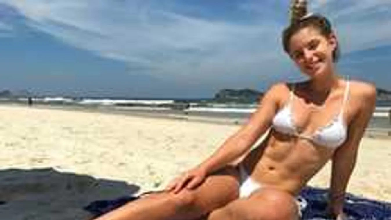 Apró bikiniben pózol a vb-sztár bombázó párja