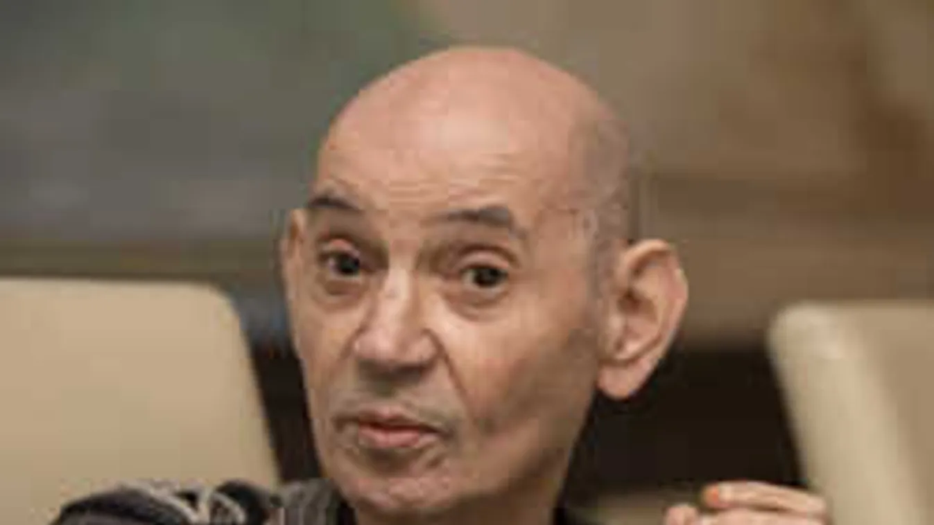 Szívszorító, panaszosan nyávog az ajtó előtt Paudits Béla macskája!