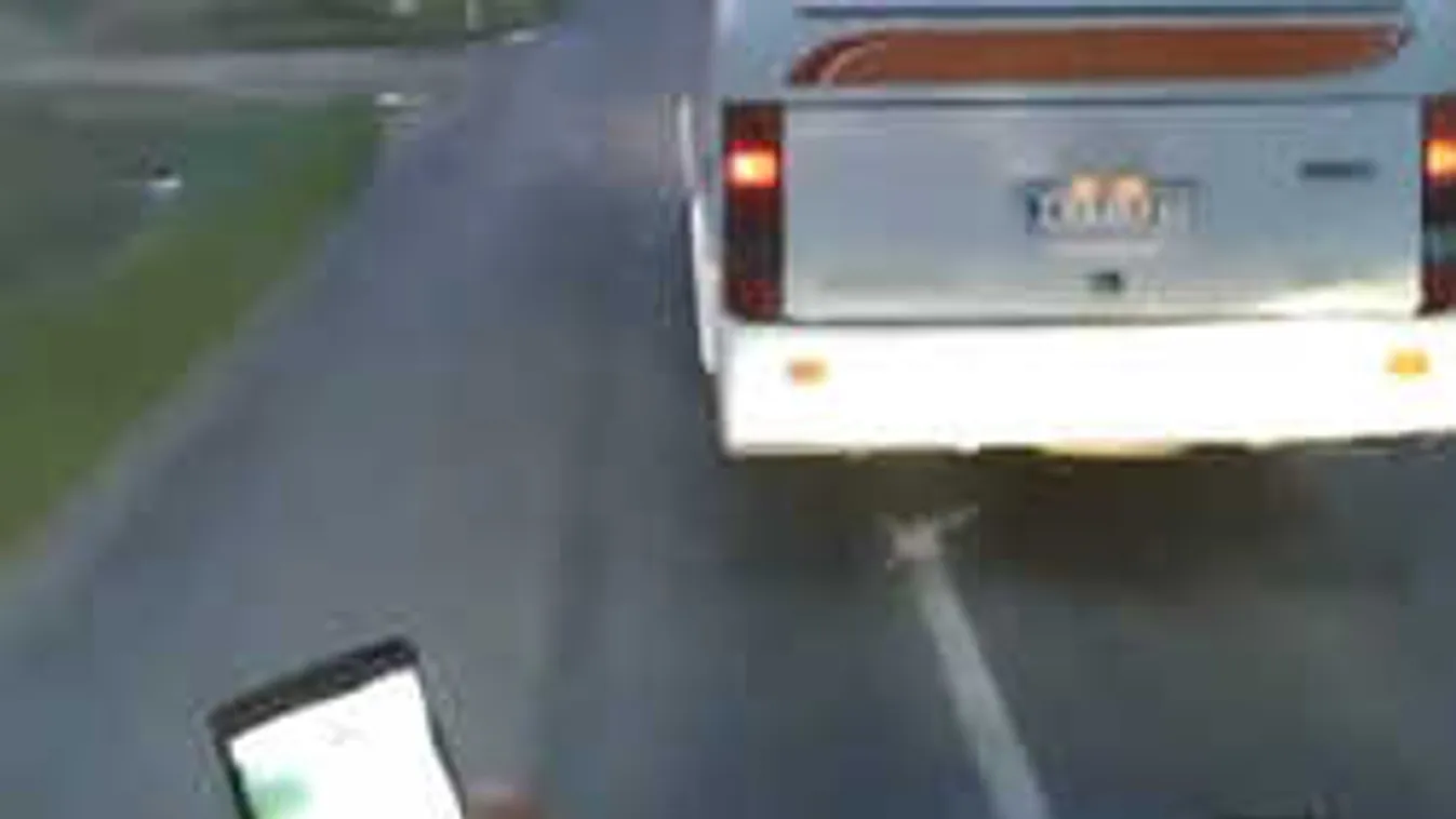 Életveszély! Két busz versenyzett egymással a 83-as főúton