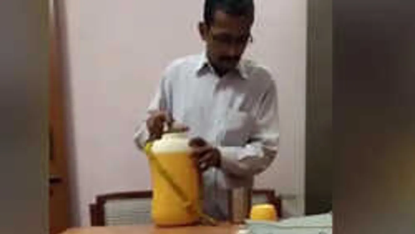 Nők ezrei utálják ezt a férfit: durva dolgot tett a főnöknője italával